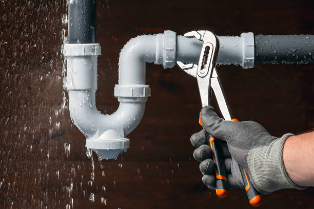 Professional Emergency Plumber technician working in Hopeland, PA